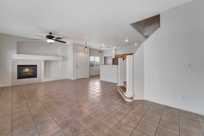 Building Photo - Elegant Townhome with Prime Amenities!