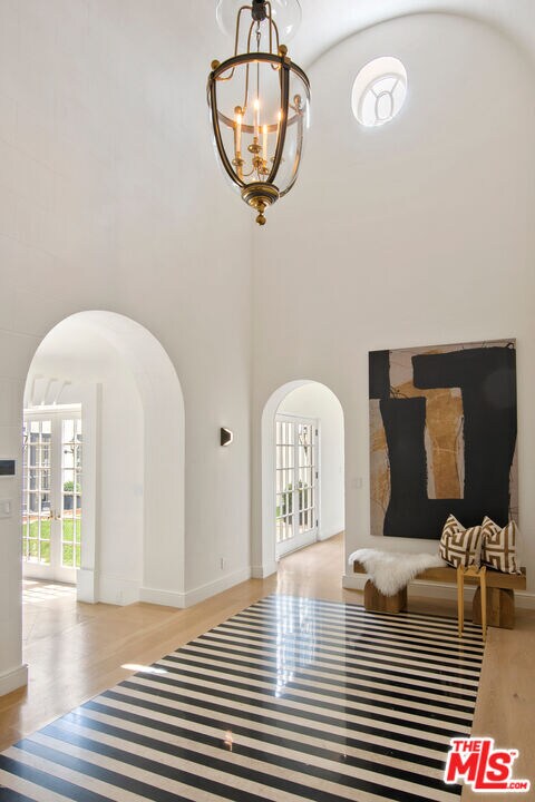 Building Photo - 915 N Benedict Canyon Dr