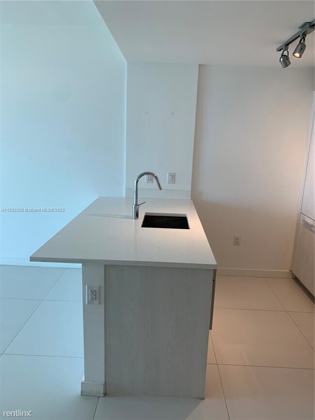 Foto del edificio - 1 br, 1.5 bath Condo - 501 NE 31st St Unit...