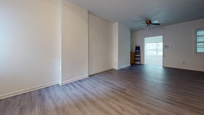 Building Photo - Dunlap Neighborhood THREE BEDROOM, Ready for You!