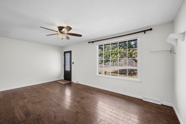 Building Photo - 2560 Memorial Dr