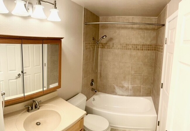 Building Photo - 2Bdrm 2Bthrm, Quiet and Washer-Dryer Inside!