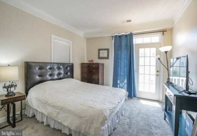 Foto del edificio - 9515 Knights Walk Ln