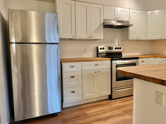 Building Photo - Freshly Renovated 1 bedroom convenient to ...