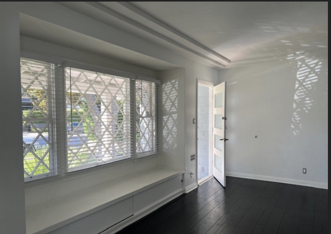 Foto del edificio - 4246 Farmdale Ave