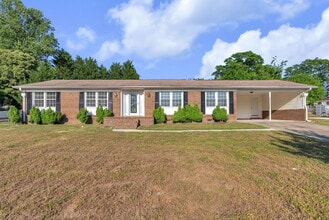 Building Photo - 4 Dickens Ln