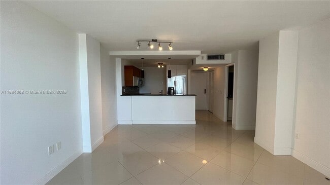 Foto del edificio - 600 NE 36th St