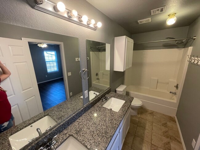 Master bathroom - 2825 SE 89th Terrace
