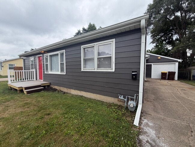 Building Photo - 907 Merrill Ave