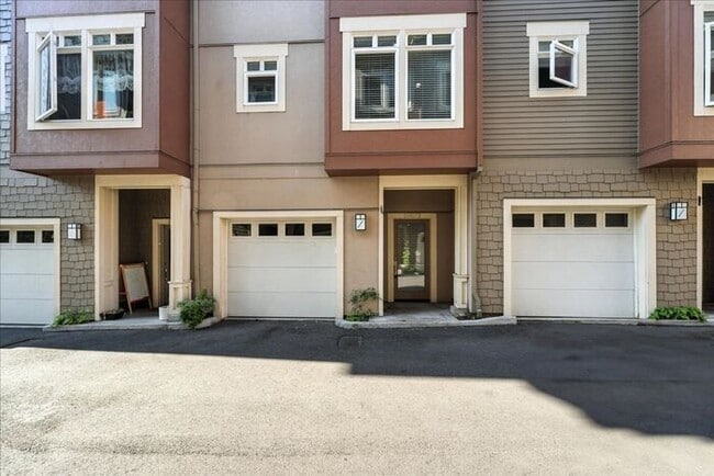 Building Photo - Versatile Townhome: Perfect for Live/Work ...