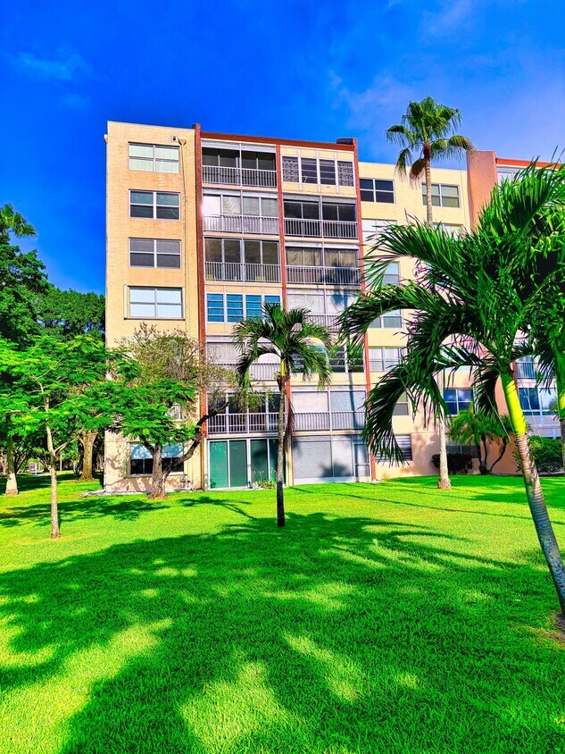 Foto principal - 14623 Bonaire Blvd