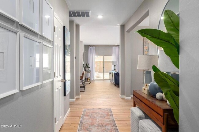 Foto del edificio - 155 W Jamaica Pl