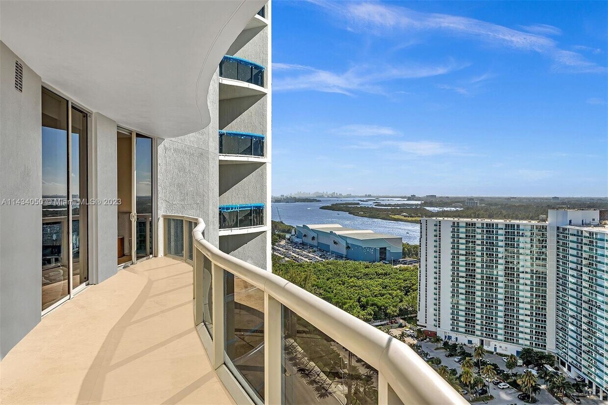 Primary Photo - 15811 Collins Ave