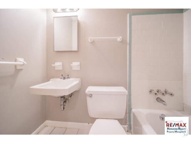 Building Photo - Charming Brick Ranch!