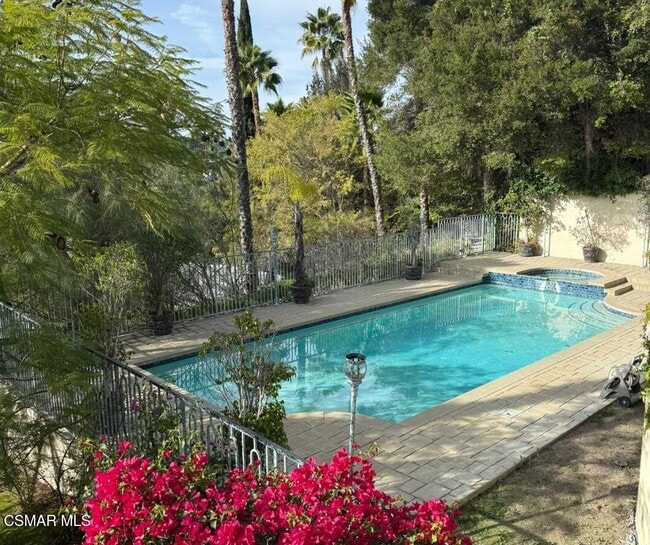 Building Photo - 4440 Hayvenhurst Ave