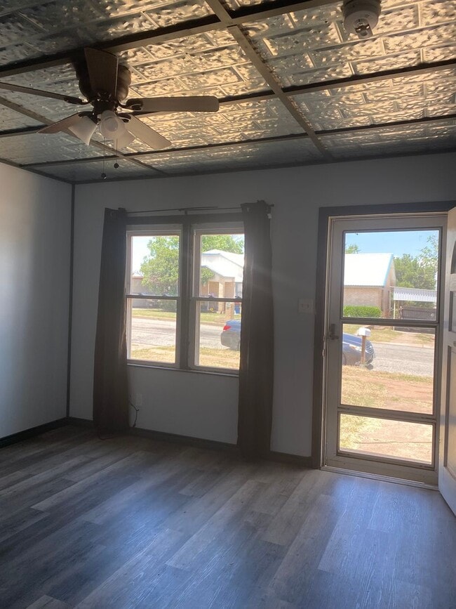 Building Photo - Comfortable Sweetwater Retreat: 2-Bed Home with Fenced Yard & Bonus Storage!