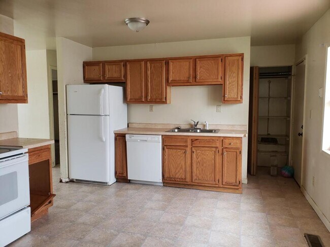 Building Photo - 606 Sunrise Dr