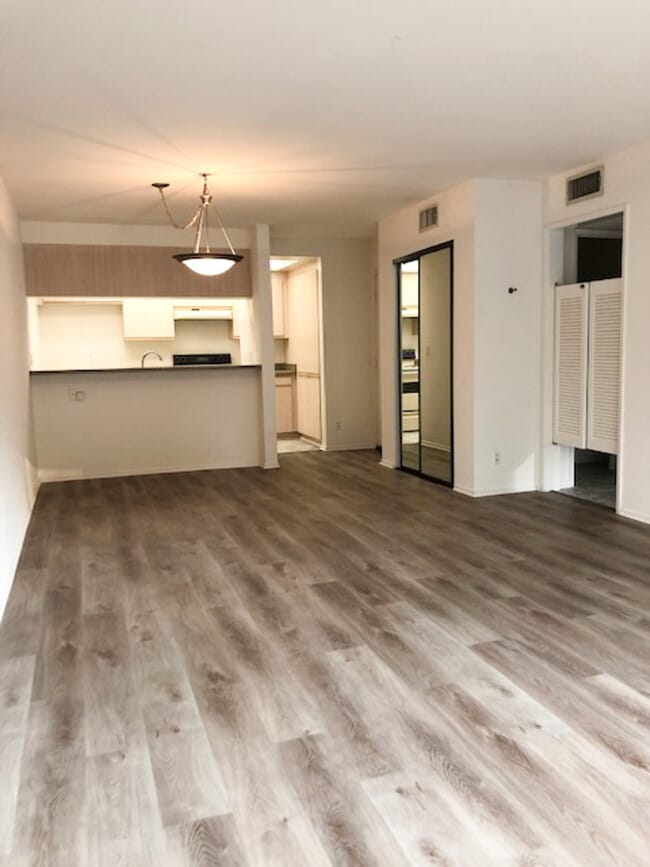 Building Photo - Woodman Oaks Apartments