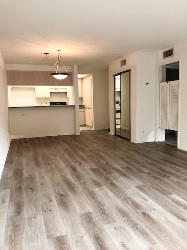 Foto del edificio - Woodman Oaks Apartments