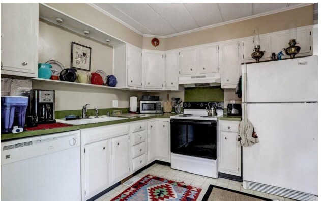 Kitchen before remodel - 1125 Lindenmeier Rd
