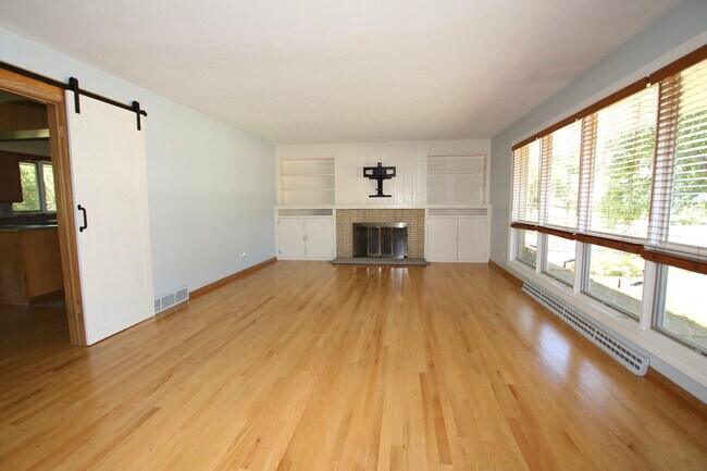 Building Photo - 430 Laurel Ave