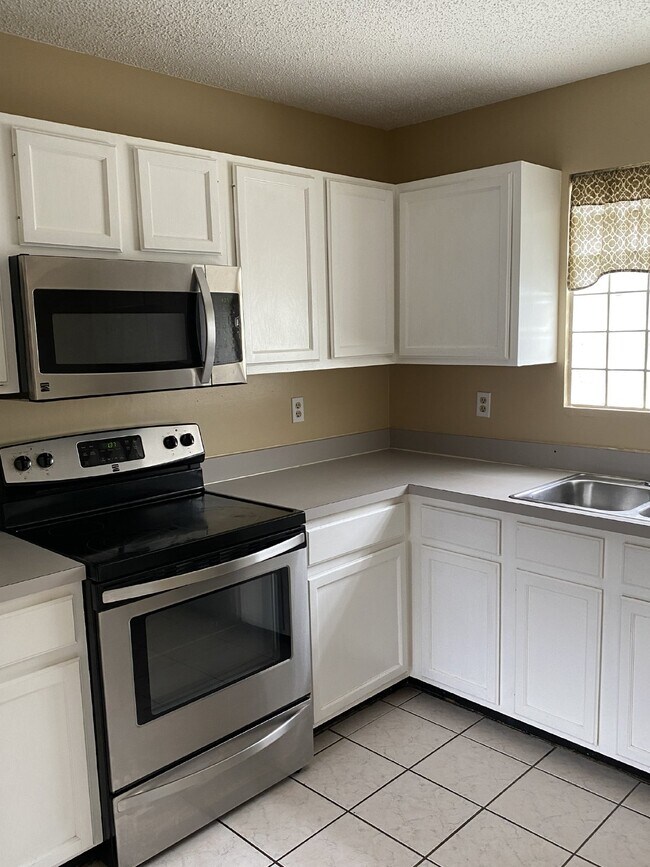 Foto del edificio - FOR RENT: Renovated 3BR / 2BA Two-Story Home Minutes from Regency