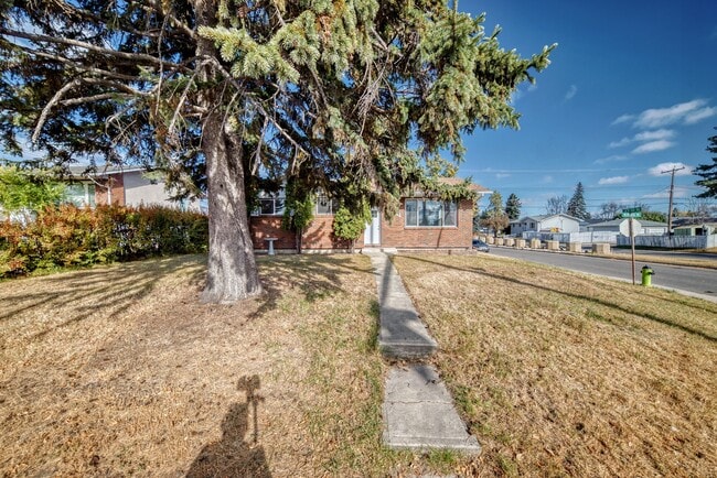 Building Photo - 4752 Memorial Dr