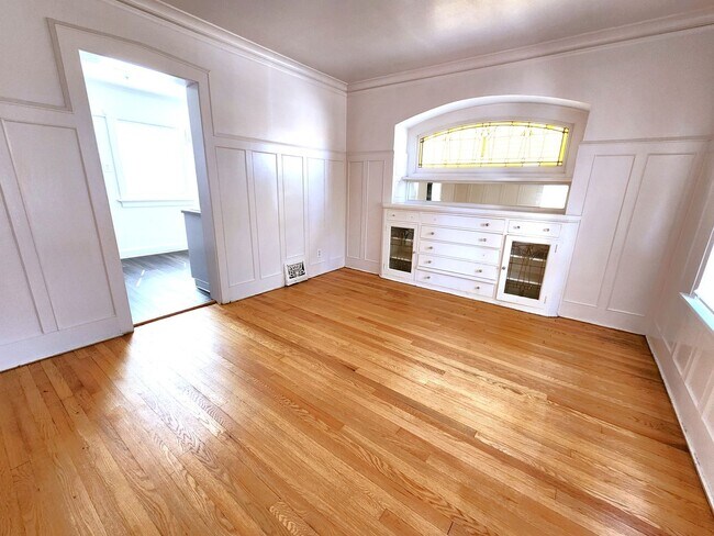 Building Photo - Beautiful Updated 3-bedroom Colonial