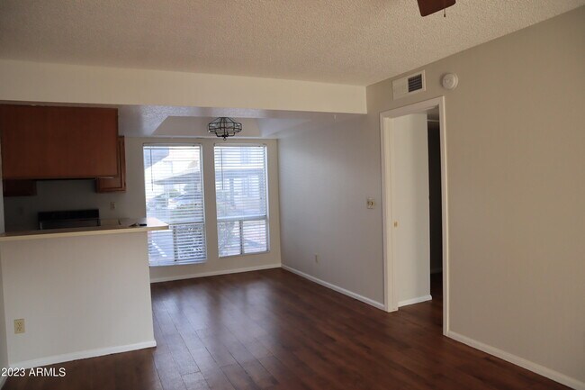 Foto del edificio - 10610 S 48th St