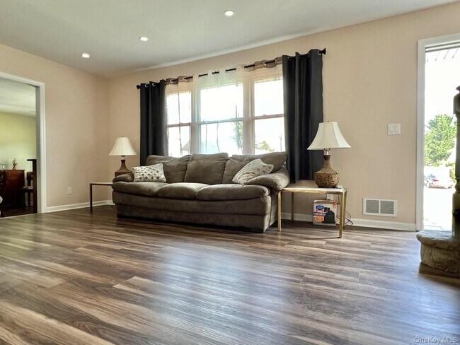 Building Photo - 7 Mindy Ln