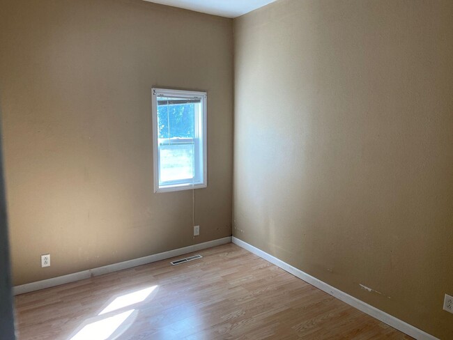 Building Photo - 2 br, 1 bath House - 102 5th Street NW