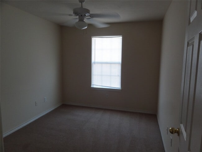 Foto del edificio - 1550 Village Way Dr