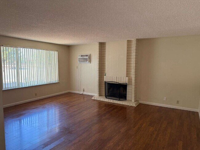 Building Photo - Large 3 bedroom apartment