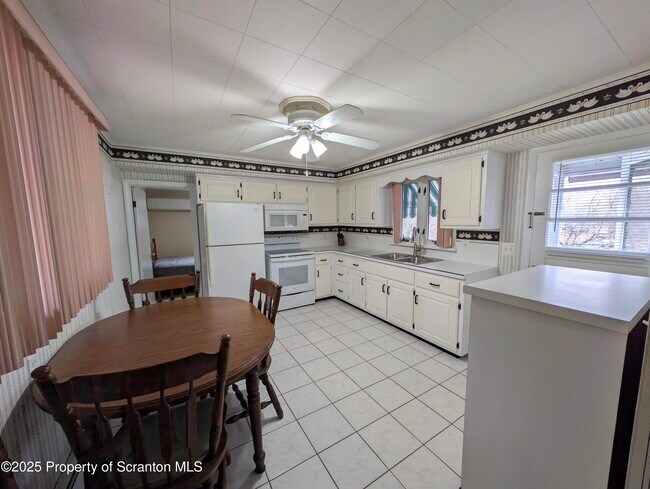 Foto del edificio - 810 Gino Merli Dr