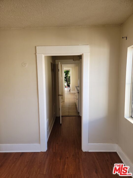 Building Photo - 712 W 40th Pl