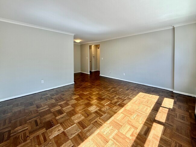 Building Photo - 1295 Bayview Av