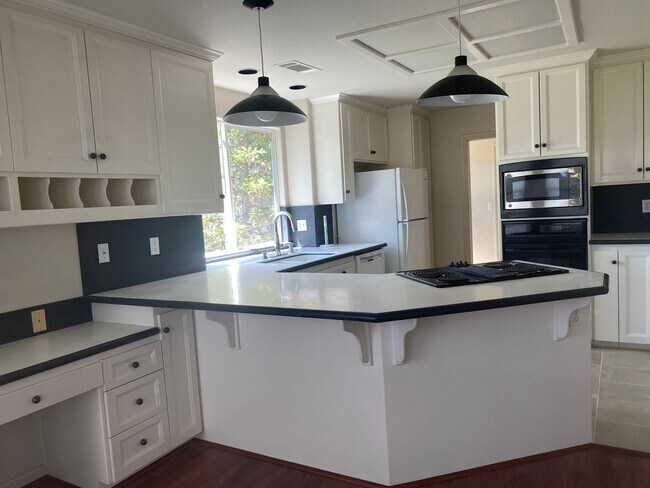 Foto del edificio - Beautiful Lakefront Home in the Vineyard! ...