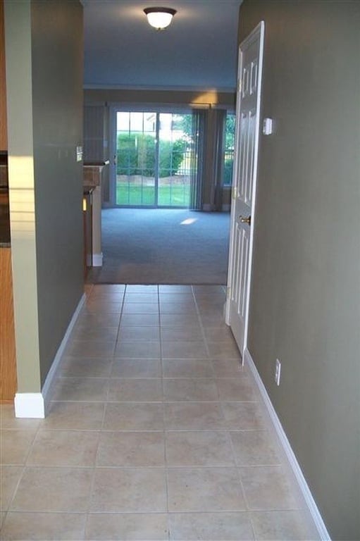 Building Photo - Beautiful 3 Bedroom Townhouse