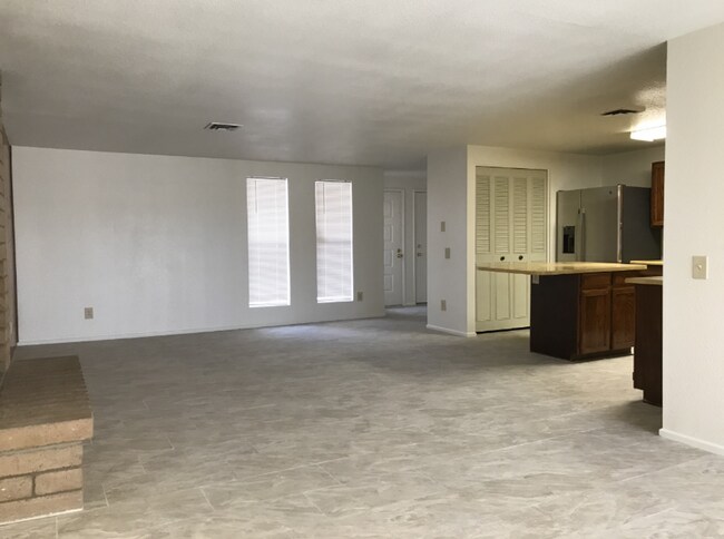 Foto del edificio - Chandler 3 Bedroom 1.75 Bathroom - Fireplace