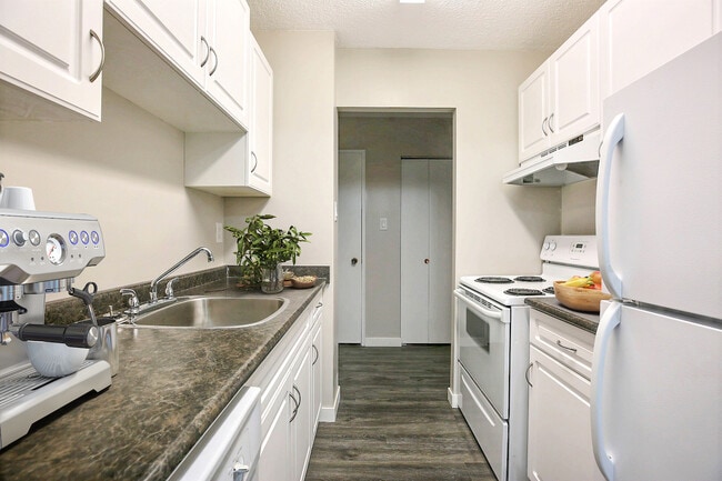 Building Photo - Rainbow Towers