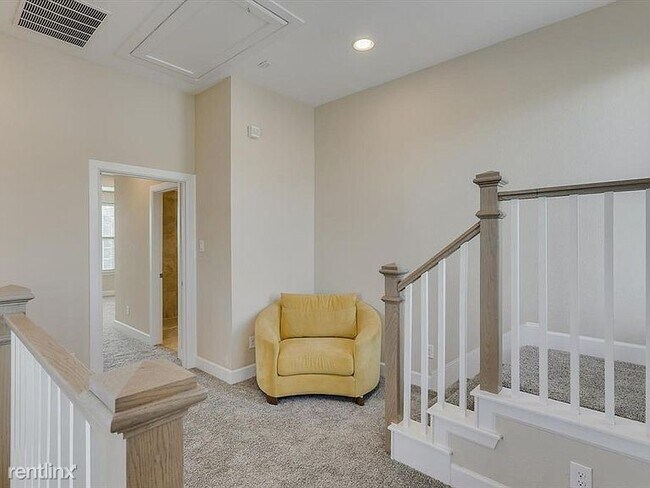 Foto del edificio - 3 br, 3 bath House - 5876 Orion Pl