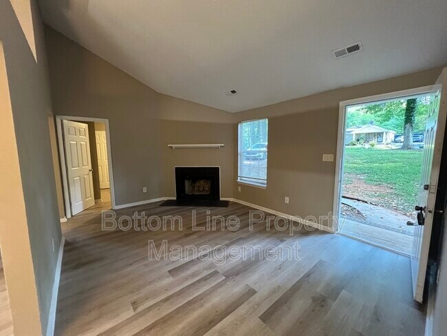 Foto del edificio - 1228 Woodland Dr