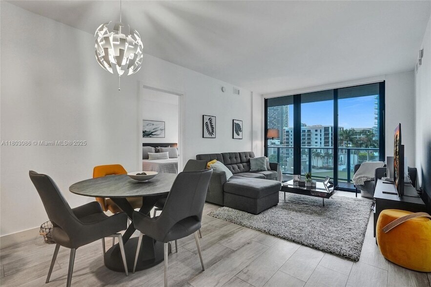 Foto principal - 121 NE 34th St