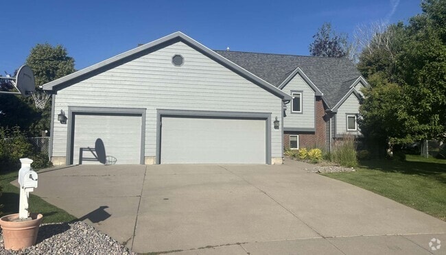 Building Photo - 524 Fox Ct