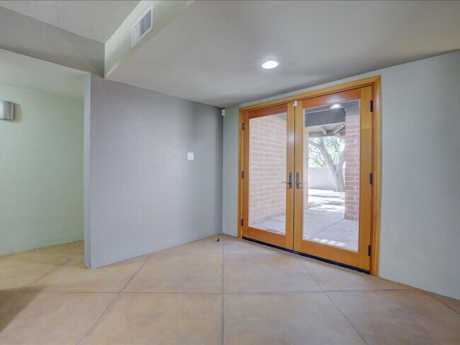 Foto del edificio - Stunning 4-Bedroom Home with Open Layout & Large Backyard!