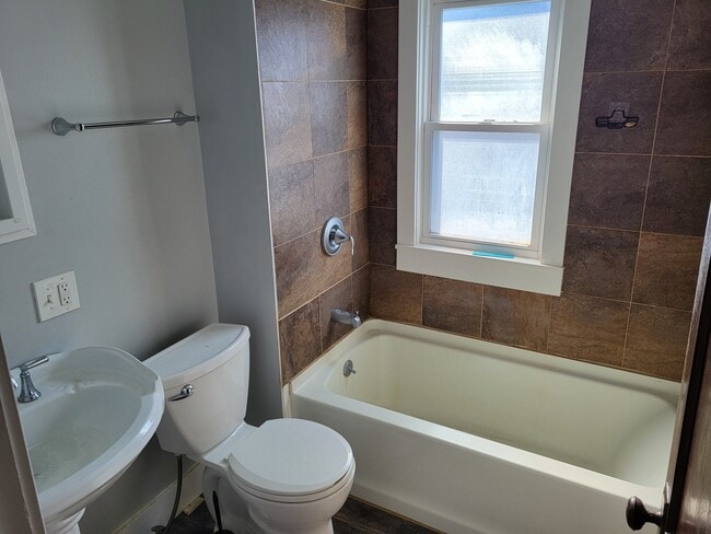 Building Photo - 227 Heath St