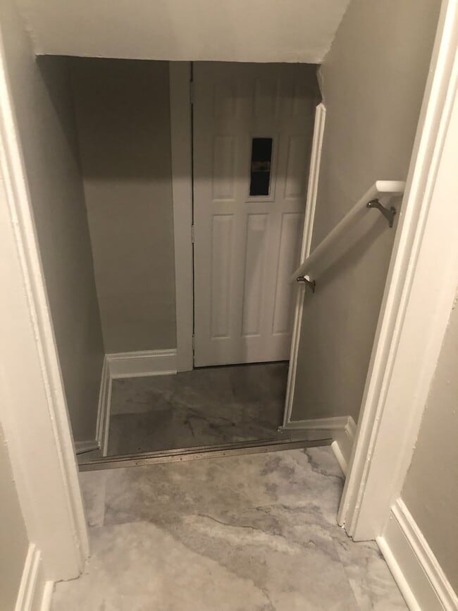 Building Photo - Single Family Home 4 beds 2 bath FOR RENT!
