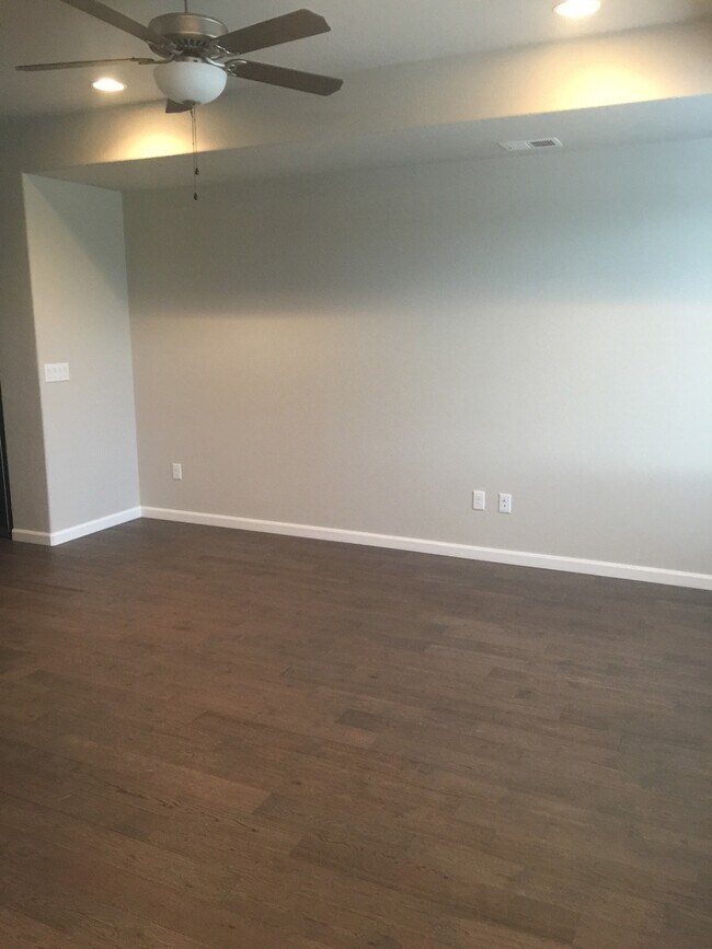 Foto del edificio - BEAUTIFUL 2 BEDROOM 2 BATHROOM TOWNHOUSE IN THE POINTE