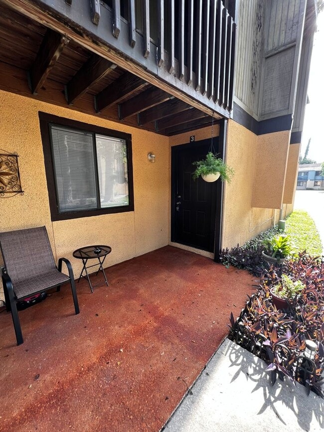 Building Photo - First floor 2/1 Available for Move in! Affordable and Conveniently Located!