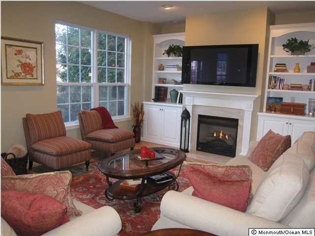 Foto del edificio - 208 Hidden Lake Dr